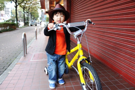 2084あっくん黄色い自転車.JPG