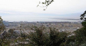 2011_1021_日和山公園から見た石巻沿岸／本当に何もかも流された….jpg