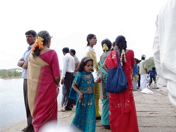 インド、バンガロール　カウベリー河にて　美少女と家族　.jpg