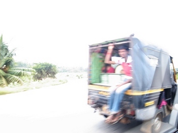 インド、バンガロールにて　過ぎ行く景色　駆け抜けるオート三輪.jpg
