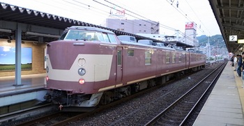 可愛らしい電車　JR神戸駅にて.jpg